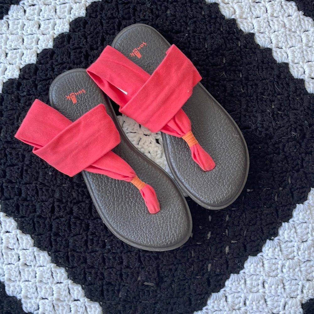 Sanuk yoga sandals